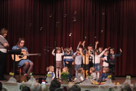 Proslava ob materinskem dnevu v Šalovcih 12